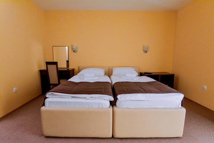 Room 16 of 48