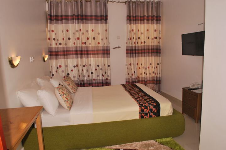 Room 5 of 182