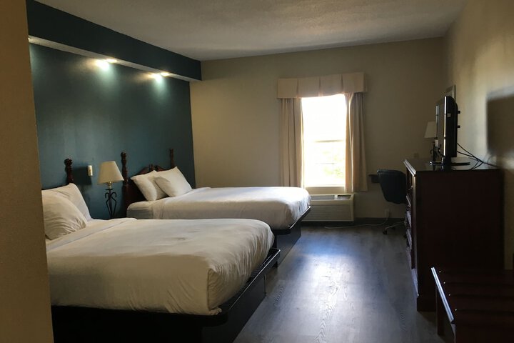 2 Queen Beds (3 of 17)