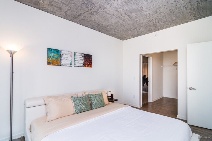 Room 7 of 32