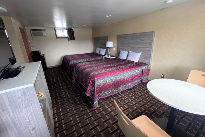 1 Queen Bed (6 of 18)