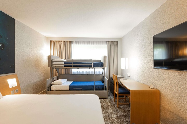 Room 18 of 103
