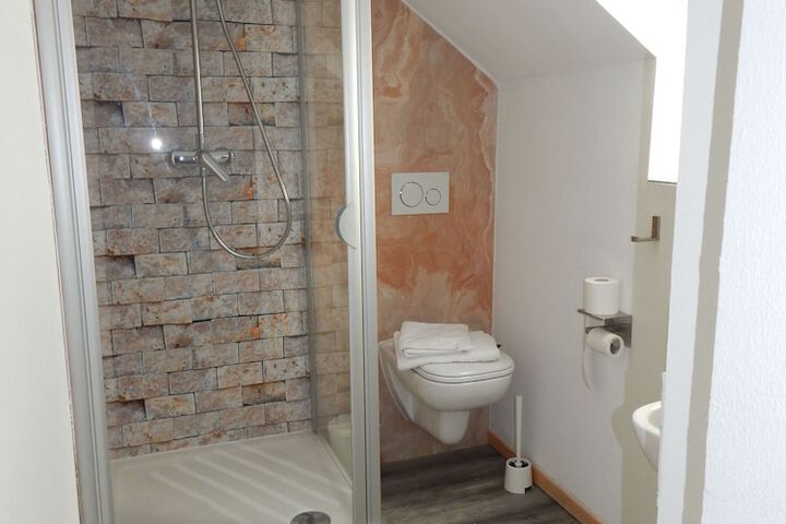Room 5 of 11