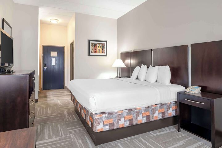 1 King Bed Microwave, Refrigerator High Speed Internet Accessible Full Breakfast (1 of 7)