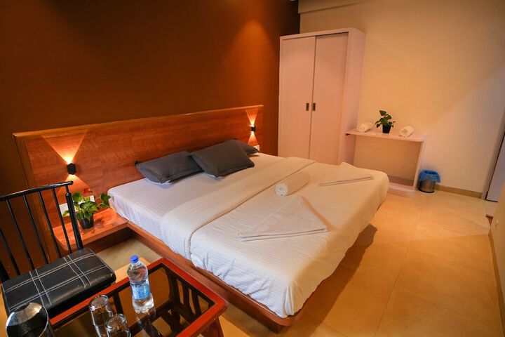Room 5 of 10