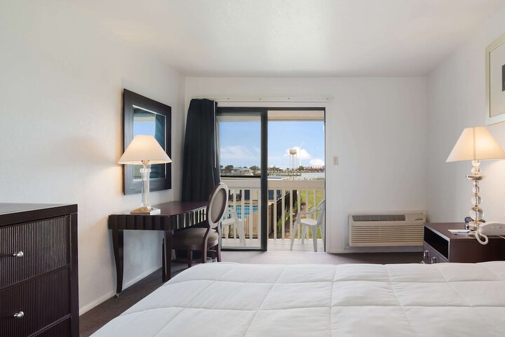 1 Queen Bed (4 of 11)