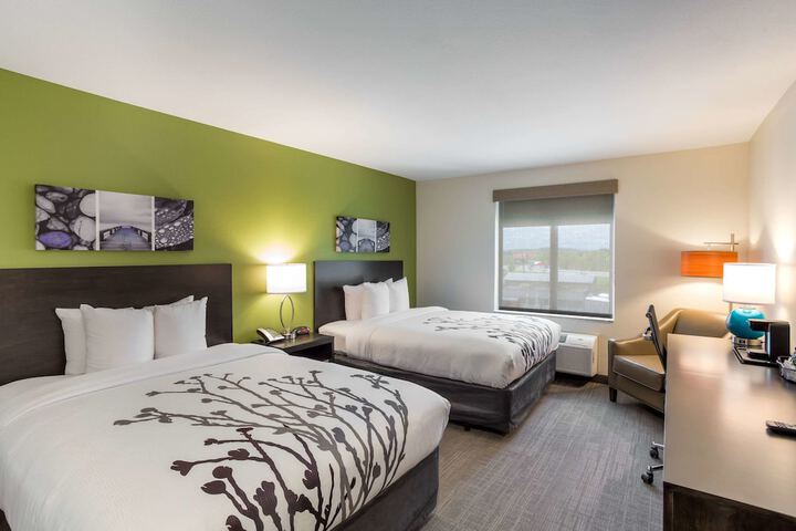 2 Queen Beds (9 of 10)