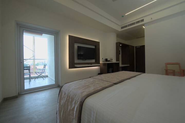 Room 17 of 28