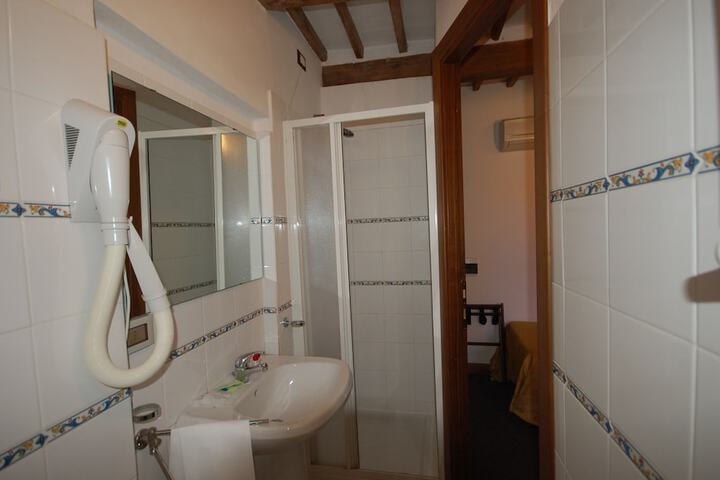 Room 9 of 12