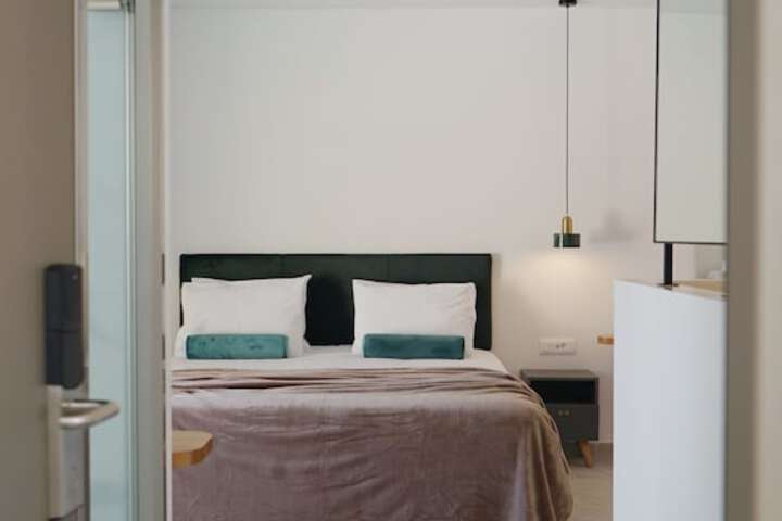 Room 16 of 184