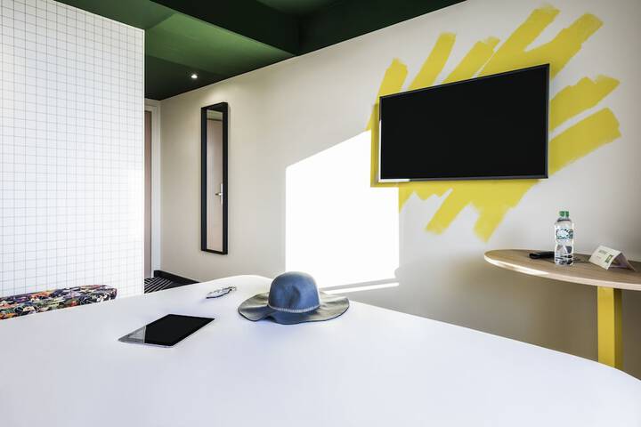 Room 3 of 38