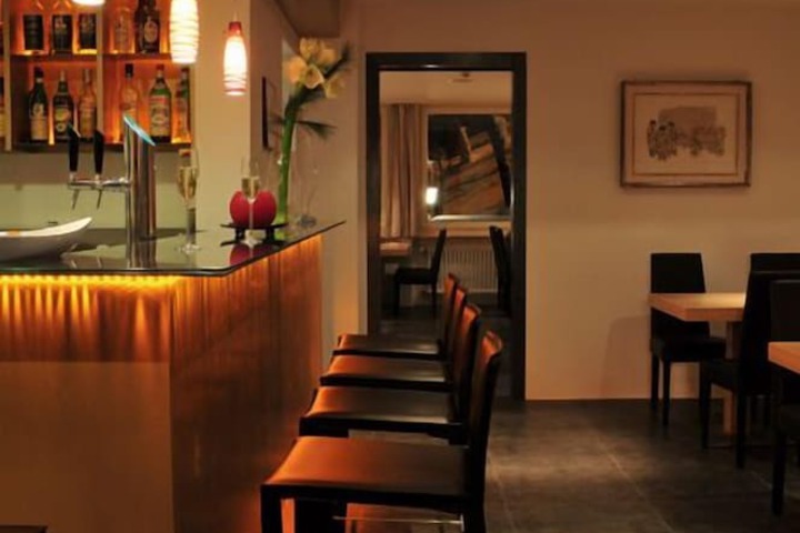 Lounge 44 of 52