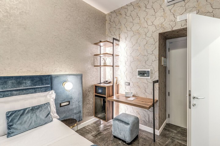Room 28 of 82