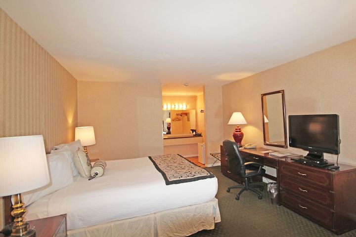 1 Queen Bed (12 of 14)