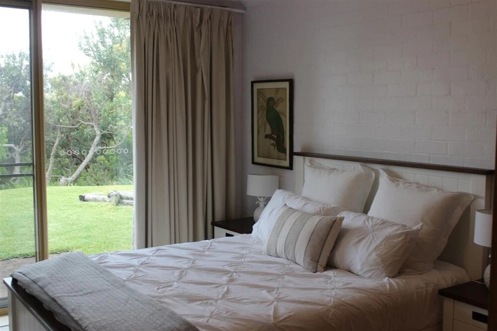 Room 2 of 10