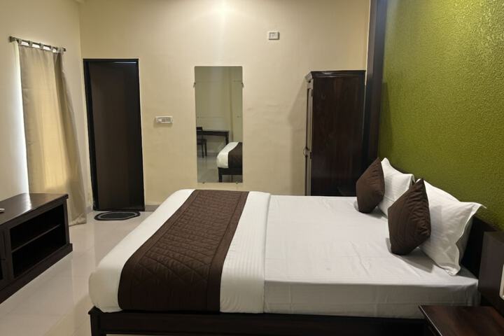 Room 9 of 28