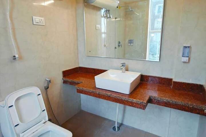 Room 5 of 9