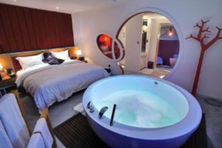 Room 7 of 8