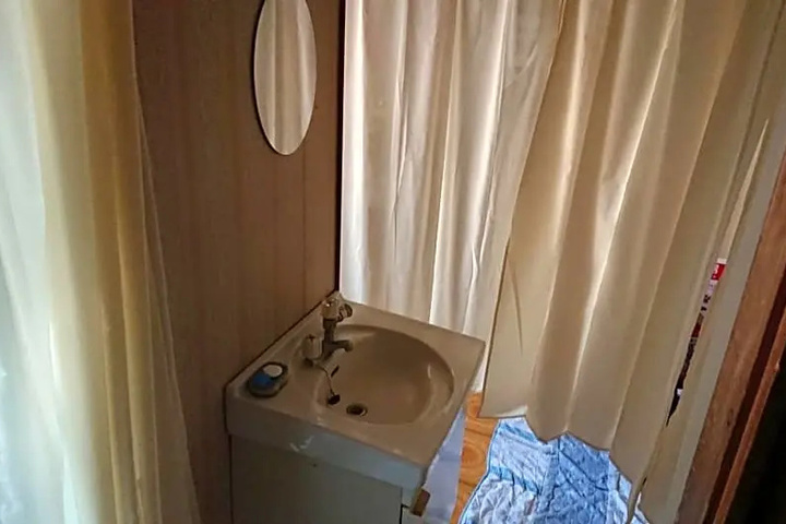 Room 8 of 12