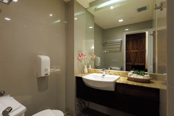 Room 100 of 193