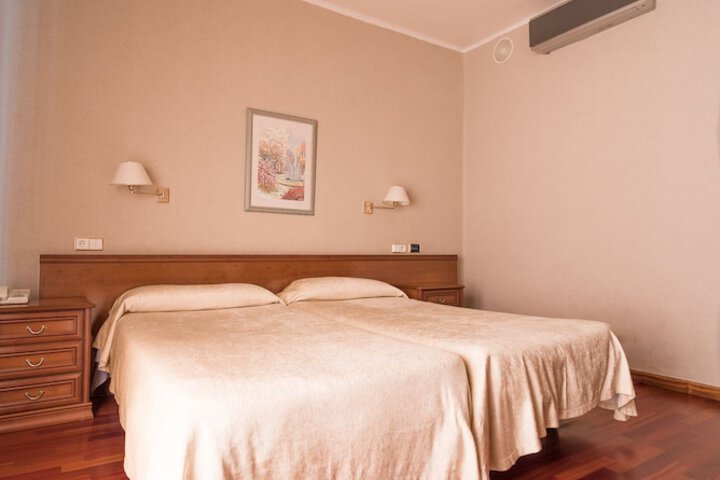 Room 4 of 18