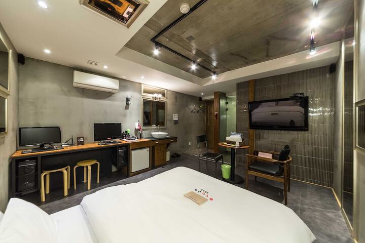 Room 2 of 95
