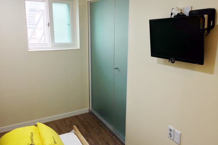 Room 15 of 33