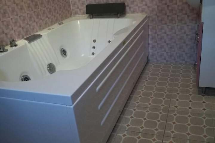 Hot Tub 10 of 19