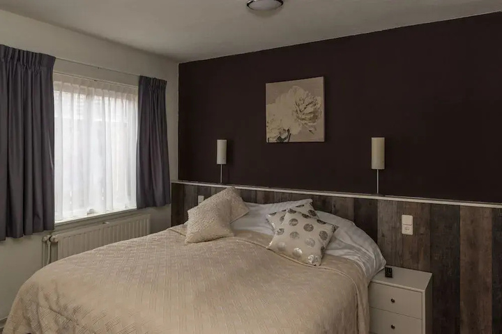 Room 4 of 16
