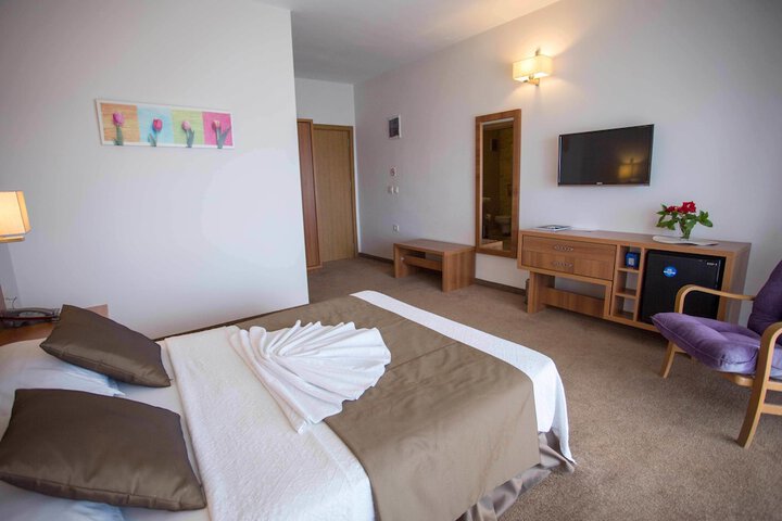 Room 6 of 97