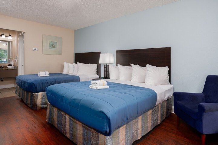 2 Queen Beds Accessible (11 of 16)