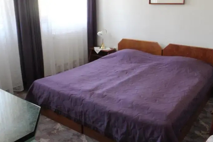 Room 2 of 10