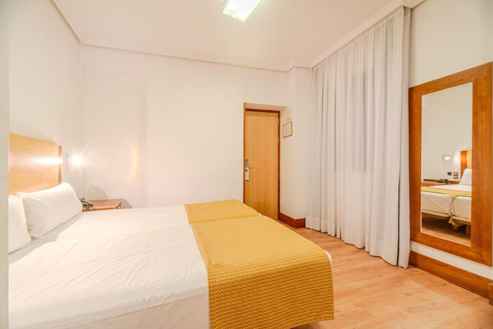 Room 50 of 99
