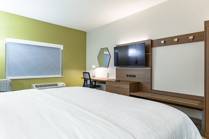 1 King Bed Standard Comm Accessible (19 of 25)