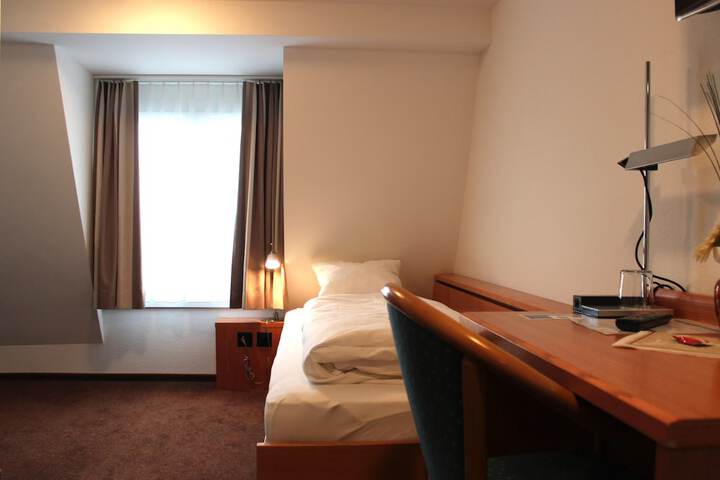 Room 9 of 16