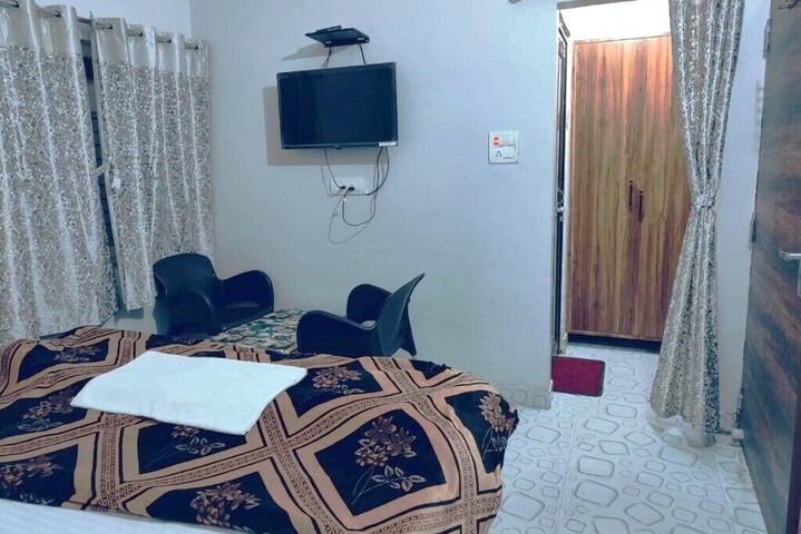 Room 6 of 8