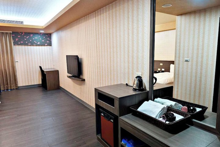 Room 13 of 19
