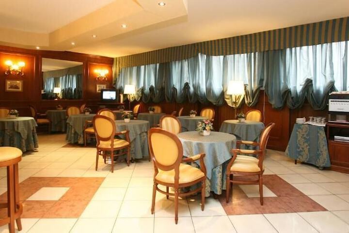 Dining 40 of 52