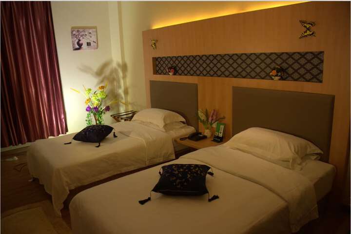 Room 6 of 18