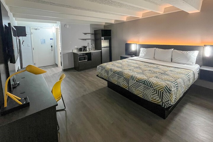Room 4 of 11