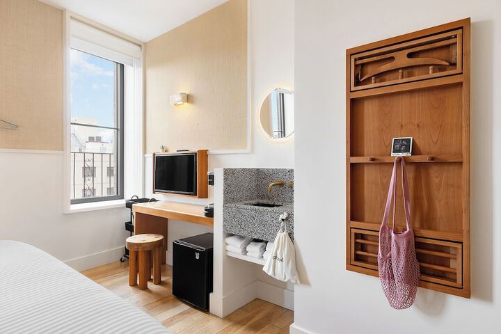 Room 105 of 171
