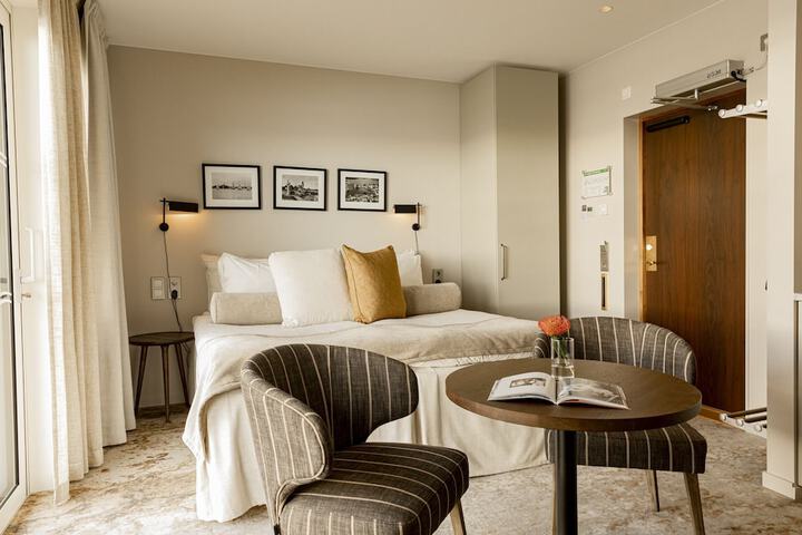 Room 4 of 98