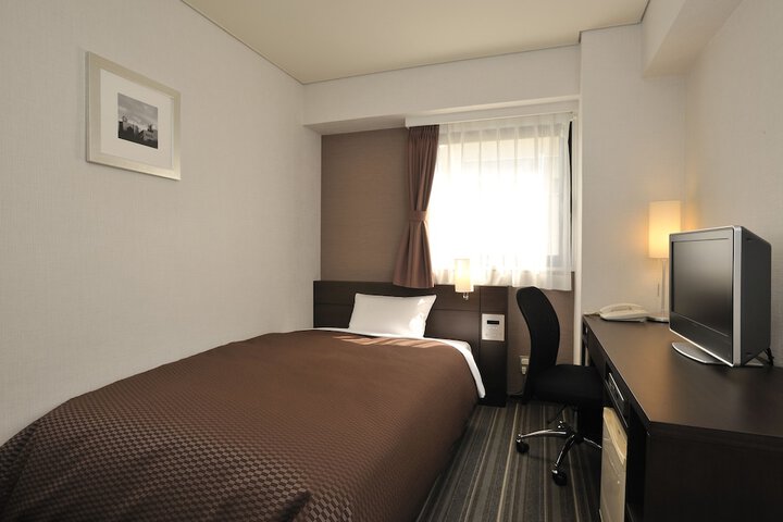 Room 5 of 12