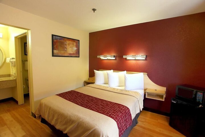 Deluxe Queen Bed (6 of 10)