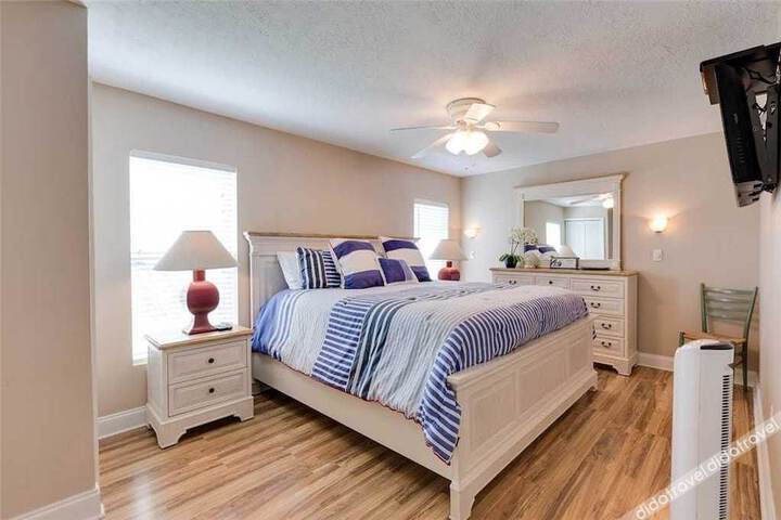 Tropical Paradise - Three Bedroom Home