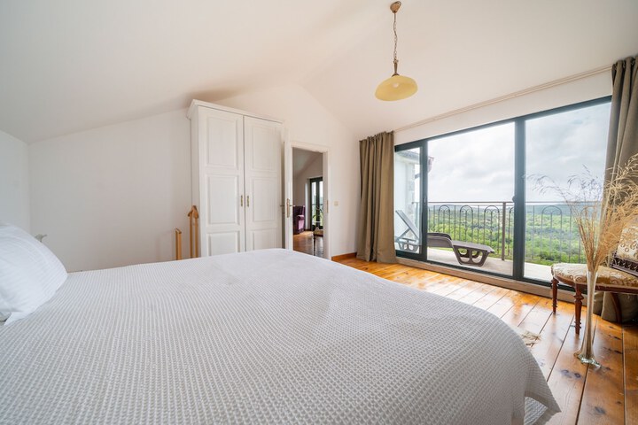 Room 3 of 62