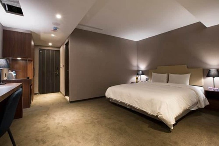 Room 3 of 43