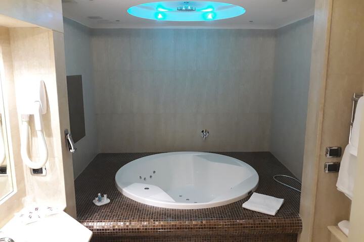 Room 10 of 28