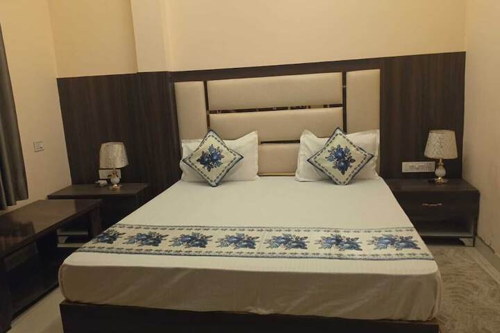 Room 2 of 8