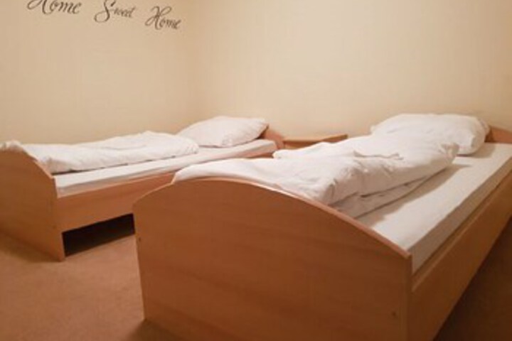 Room 7 of 12